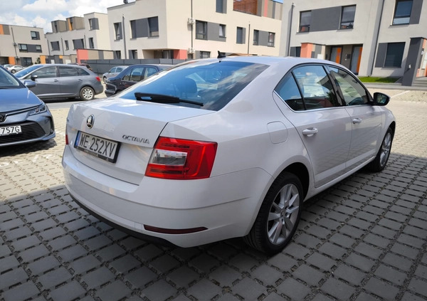 Skoda Octavia cena 49700 przebieg: 199000, rok produkcji 2019 z Rzeszów małe 407